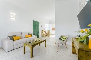 un soggiorno con un divano e un tavolo di Bungalow atalaya ad Abades Altre 13 foto