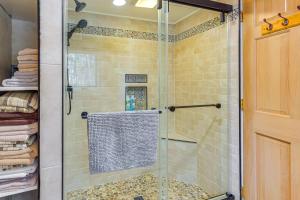 Koupelna v ubytování Ludlow Ski Cabin 2 Mi to Ski Parking + 16 fotografií