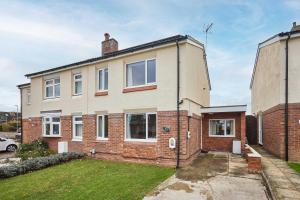 an old brick house with a grass yard at Host & Stay - Riders Rest in Wootton