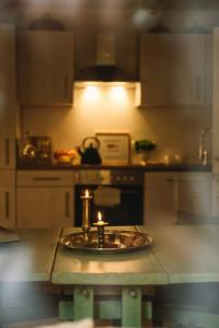 BargumFlat In Historic Guesthouse In Bargum的厨房配有带蜡烛的桌子