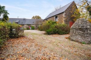 ein altes Steinhaus mit einer Einfahrt davor in der Unterkunft Gîte du 17 - sauna jacuzzi hammam in Trans