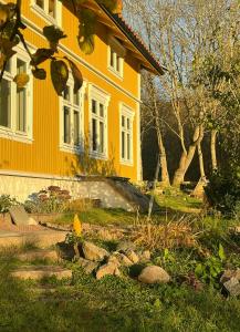 En have udenfor Yellow House From 1880 In Hyggen