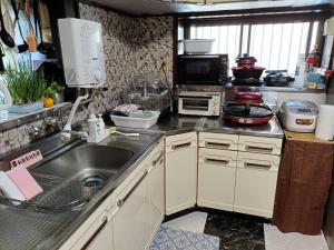 Η κουζίνα ή μικρή κουζίνα στο 菊の宿 民泊