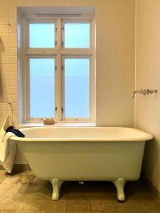 Et badeværelse på Yellow House From 1880 In Hyggen