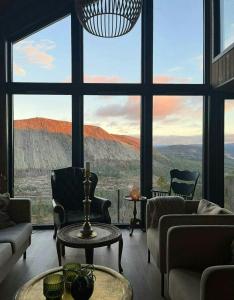 Nespecifikovaný výhled na hory nebo výhled na hory při pohledu z prázdninového domu