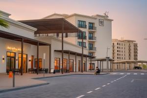 une projection de l'extérieur d'un bâtiment dans l'établissement Luxury1BR Yas Island, Theme Parks Views! Near F1, à Abu Dhabi