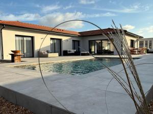 a house with a swimming pool in front of it at Villa Amara Piscine 7 personnes in Mios