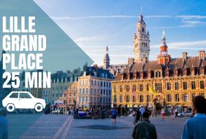 une place de la ville avec une voiture blanche garée devant des bâtiments dans l'établissement Le Duo - Les Demeures d'Adrien, à Carvin