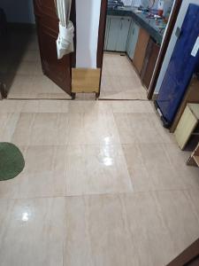 新德里Deepika house的厨房所在房间的瓷砖地板