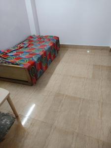 新德里Deepika house的带床和木地板的卧室