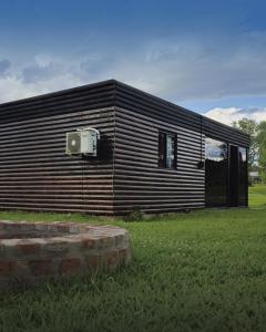 Bygningen som campingpladsen ligger i