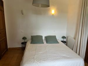 Postel nebo postele na pokoji v ubytování La Bergerie