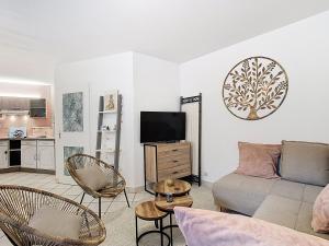 La BuisseL'îlot Cosy, 37m2, 1 terrasse, 1 chambre, 3 pers的带沙发、椅子和电视的客厅