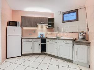La BuisseL'îlot Cosy, 37m2, 1 terrasse, 1 chambre, 3 pers的厨房配有白色橱柜和白色冰箱 更多10张照片
