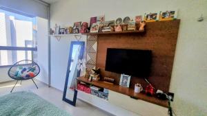 TV a/nebo společenská místnost v ubytování Quarto vista mar com varanda