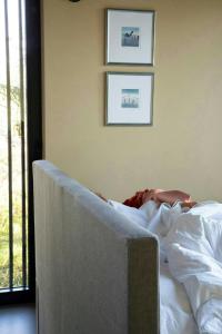 Bett in einem Zimmer mit zwei Bildern an der Wand in der Unterkunft Modern Cabin By The Cross-Country Trails in Svene