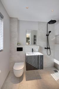 Ένα μπάνιο στο Modern Home with Large Pool & Cosy Wood Burner