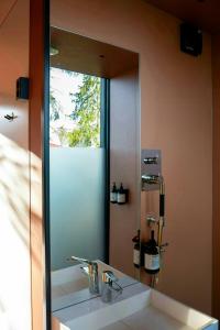 ein Badezimmerspiegel mit einem Waschbecken davor in der Unterkunft Modern Cabin By The Cross-Country Trails in Svene