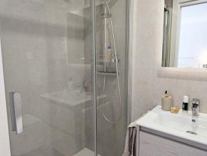 Koupelna v ubytování Modern apartment 2 minutes from Benicàssim beach + 8 fotografií