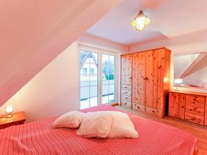 Ένα ή περισσότερα κρεβάτια σε δωμάτιο στο Haus Kormoran, Fewo Held