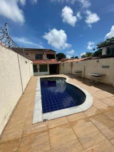 a swimming pool on a patio with a house at Casa espaçosa e completa para grupos em Salinas in Salinópolis
