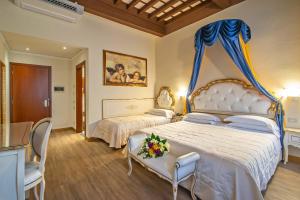 Ένα ή περισσότερα κρεβάτια σε δωμάτιο στο Hotel Porta Faenza +88 φωτογραφίες