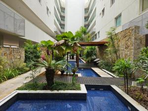 ein Innenhof mit Pool in einem Gebäude in der Unterkunft PRAIA DO FORTE - PÉ NA AREIA - 6 hóspedes in Cabo Frio