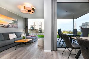 Χώρος καθιστικού στο BeltBlick 20 - Moderne Ferienwohnung direkt an der Ostsee mit Meerblick & Sauna!