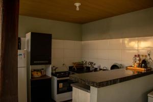 una cucina con frigorifero e piano di lavoro di Chácara Sabiá a Palmas