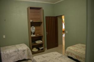 una camera con due letti e una porta per una stanza di Chácara Sabiá a Palmas