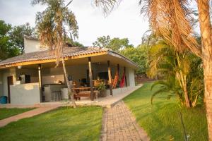 una casa con patio e palme di Chácara Sabiá a Palmas Altre 16 foto