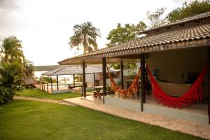 una casa con amache rosse ai lati di Chácara Sabiá a Palmas