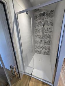 L'entremonts في Steenvoorde: كشك للاستحمام في حمام به جدار +17 صورة