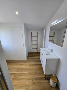 L'entremonts في Steenvoorde: حمام مع حوض ومرآة