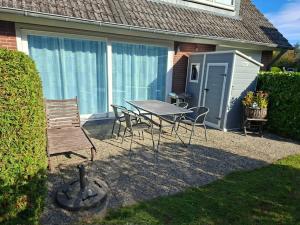 eine Terrasse mit Tisch und Stühlen vor einem Haus in der Unterkunft Inselzeit in Vitzdorf