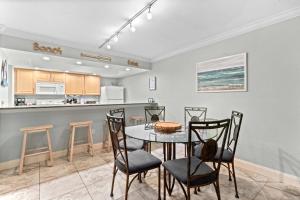 una cucina e una sala da pranzo con tavolo e sedie di Beach Castle Resort #9 a Longboat Key