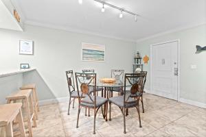 una sala da pranzo con tavolo e sedie di Beach Castle Resort #9 a Longboat Key