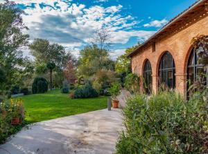 Κήπος έξω από το Domaine La Baronne