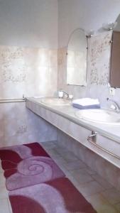 a bathroom with a sink and two sinks and a mirror at Chambres D'hôtes d'Evelyne in Sainte Anne d'Auray 