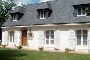 a white house with a gambrel roof at Chambres D'hôtes d'Evelyne in Sainte Anne d'Auray 