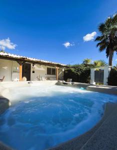 una piscina en el patio de una casa en Casita Cártama casa rural jacuzzi, en Estación de Cártama