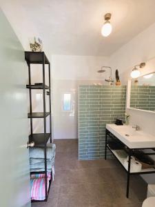 un baño con lavabo y espejo en Casita Cártama casa rural jacuzzi, en Estación de Cártama