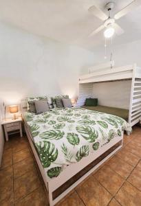 Un dormitorio con una cama grande en una habitación. en Casita Cártama casa rural jacuzzi, en Estación de Cártama