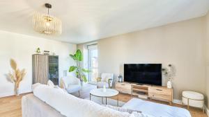 Телевизор и/или развлекательный центр в Astrolabe - 2 bedrooms - Cozy and new - Balcony +7 фотографий