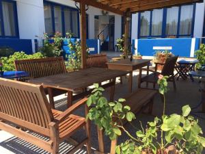 Un patio con una mesa y sillas de madera. en Anastasia Studios And Suites, en Vrachonisída touArchangélou 59 fotos más