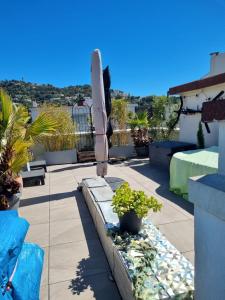 戛纳Palais Selvosa的带遮阳伞和盆栽的露台