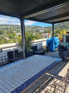 戛纳Palais Selvosa的屋顶上有桌椅的露台