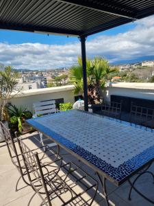 戛纳Palais Selvosa的阳台上配有蓝色的桌椅