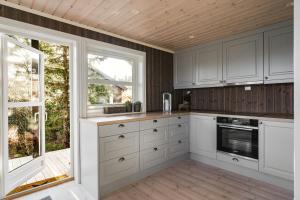 Kuchyň nebo kuchyňský kout v ubytování Mountain Cabin With Ski Inout In Trysil + 8 fotografií