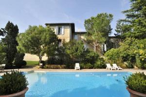 Bazén v ubytování Gîte Château de Seguin nebo v jeho okolí